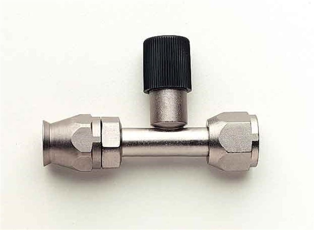 Aeroquip - Straight -10 Hose End W/Charge Port